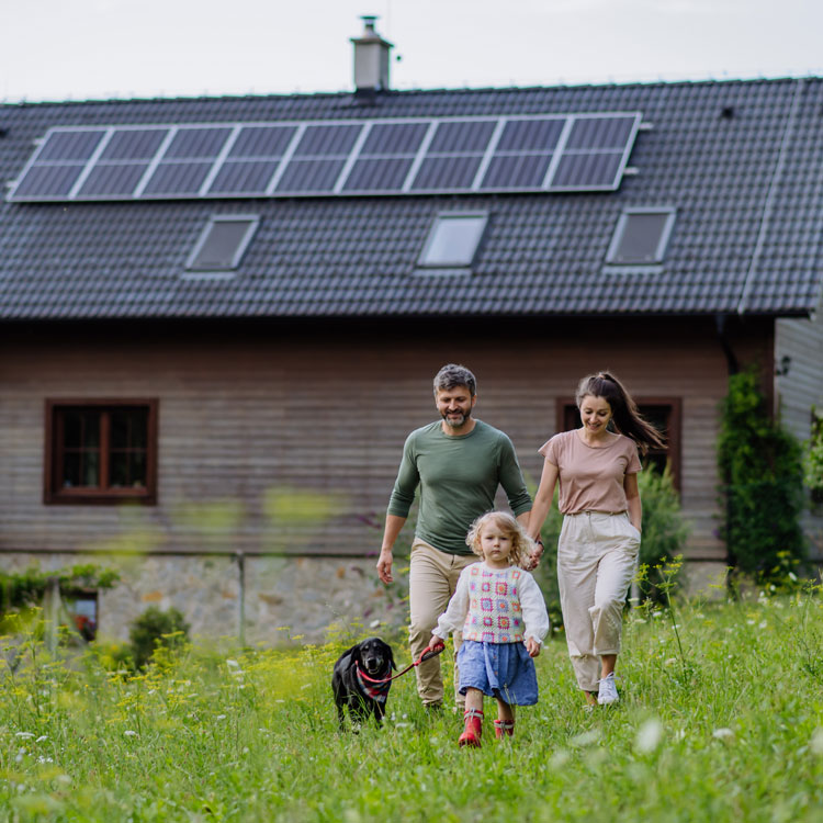 Familj som är ute med sin hund